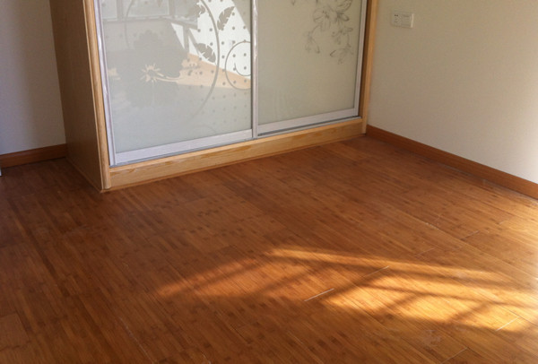 十大外围足球平台app:Angelababy演绎狂野女郎 深V黑丝撩人(图2) 十大外围足球平台app